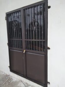 Instalacion puerta en Poptun